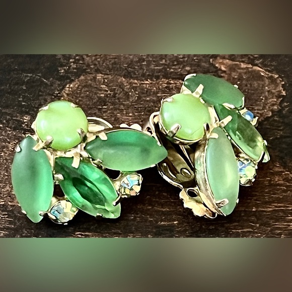 Vintage Green AB Rhinestone Frosted Glass Clip on Earrings - Picture 4 of 5